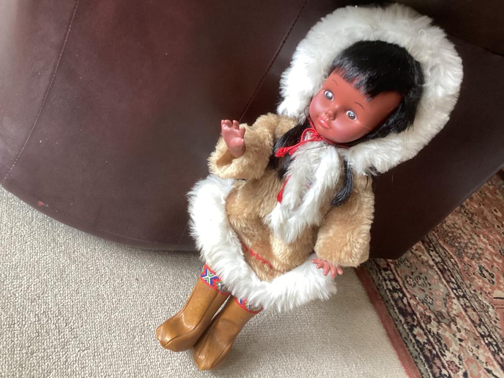 Eskimo pop // hoog 43 cm, Verzamelen, Poppen, Ophalen of Verzenden, Zo goed als nieuw, Pop