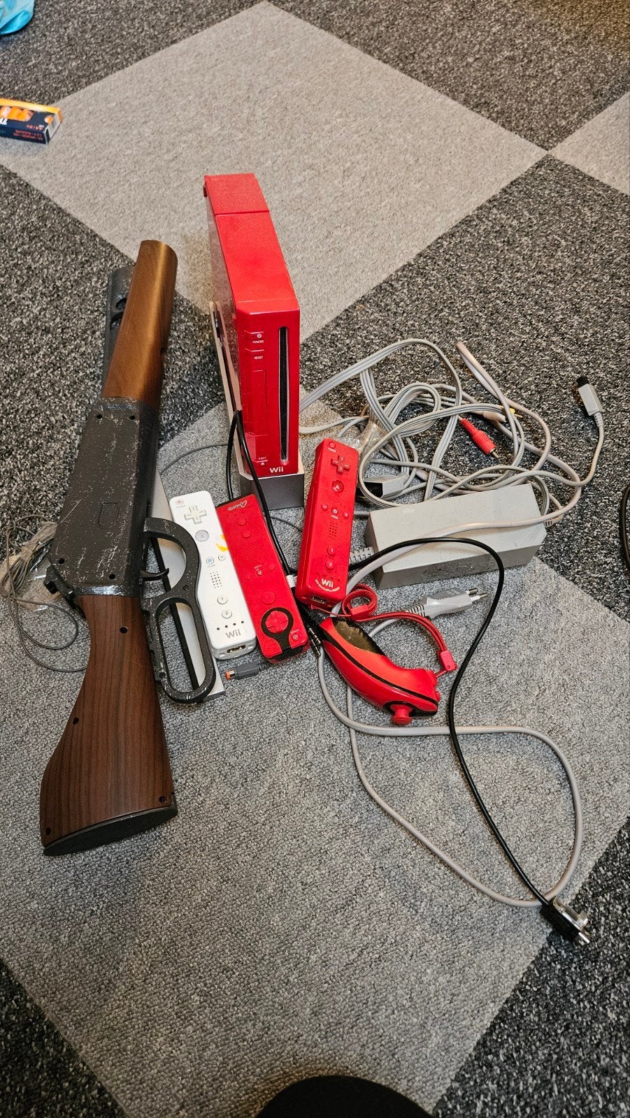 Rode Nintendo Wii met 3 controllers, geweer en 15 games, Spelcomputers en Games, Ophalen, Gebruikt, Met 3 controllers of meer
