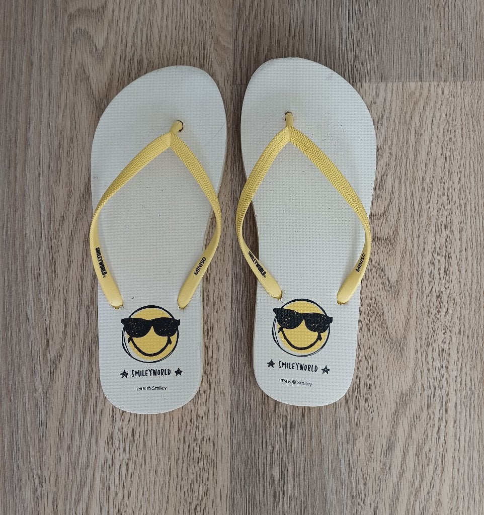 Slippers van Smiley World, maat 38, als NIEUW!!!, Ophalen of Verzenden, Zo goed als nieuw, Jongen of Meisje, Schoenen