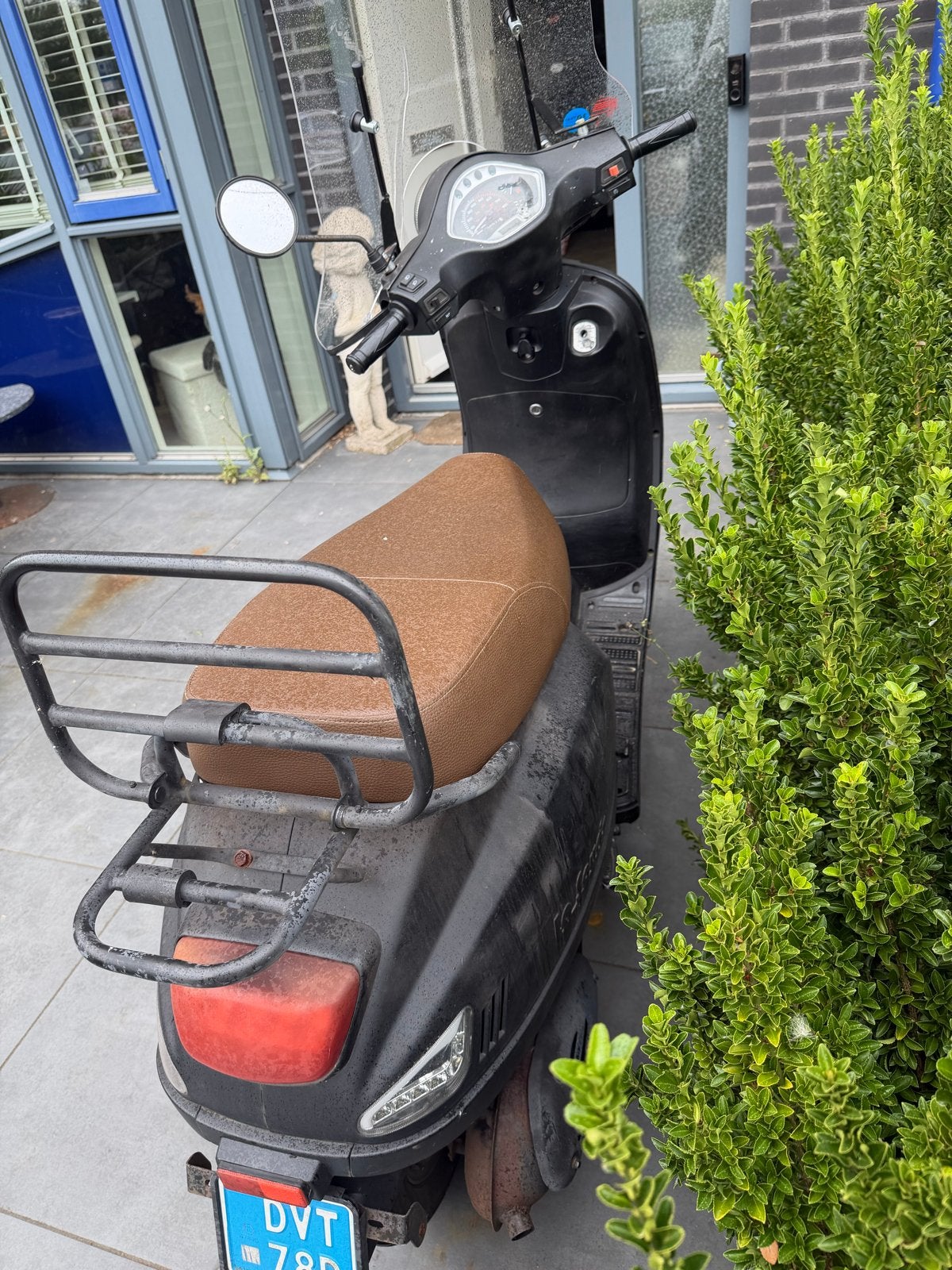 Zwarte Scooter met Windscherm - Goede Staat, Fietsen en Brommers, Ophalen, Gebruikt, Benzine, Overige merken