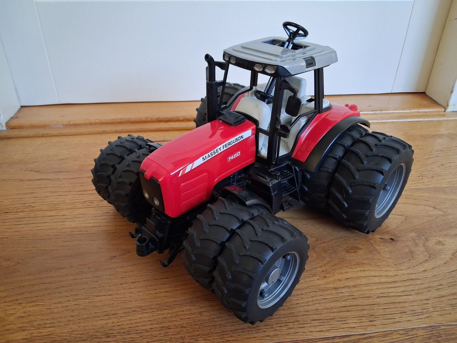Bruder Massey Ferguson trekker met dubbellucht, Ophalen of Verzenden, Gebruikt