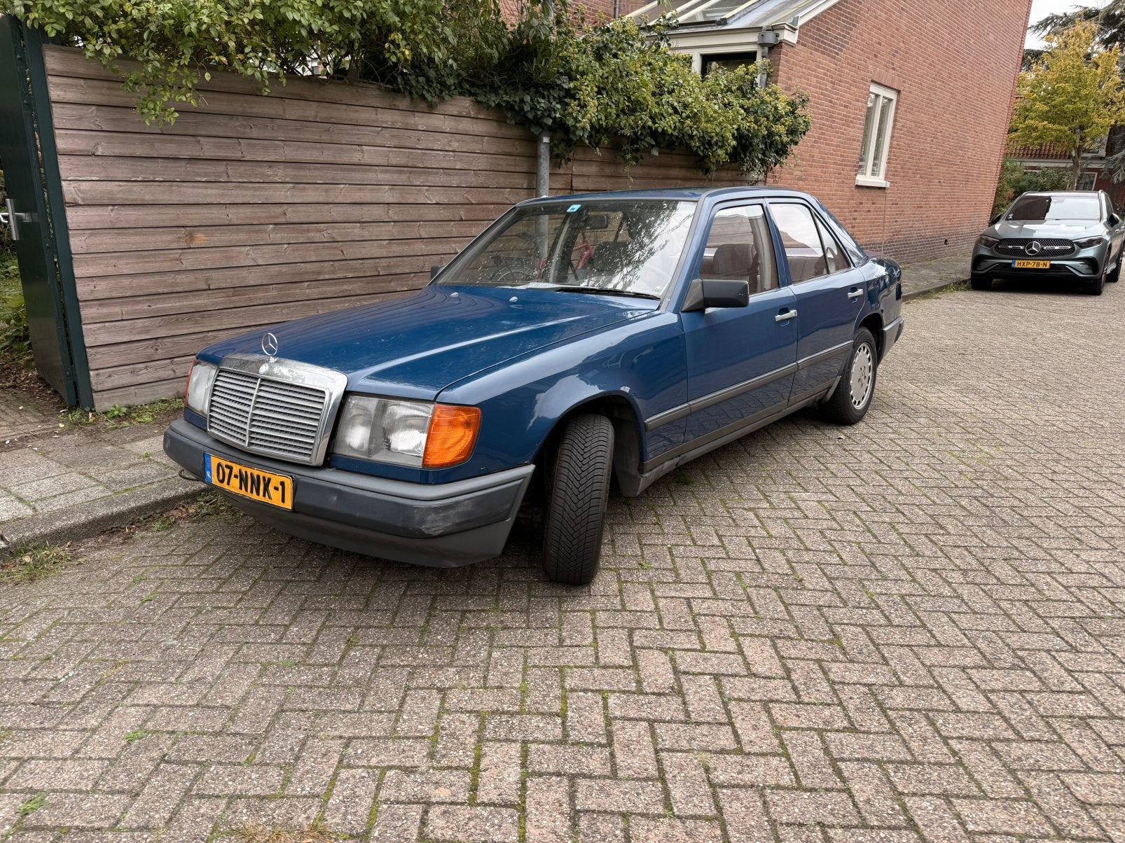 Mercedes-Benz 200 W124 automaat LPG uit 1986 – blauw, Auto's, Automaat, 4 cilinders, Blauw, Grijs