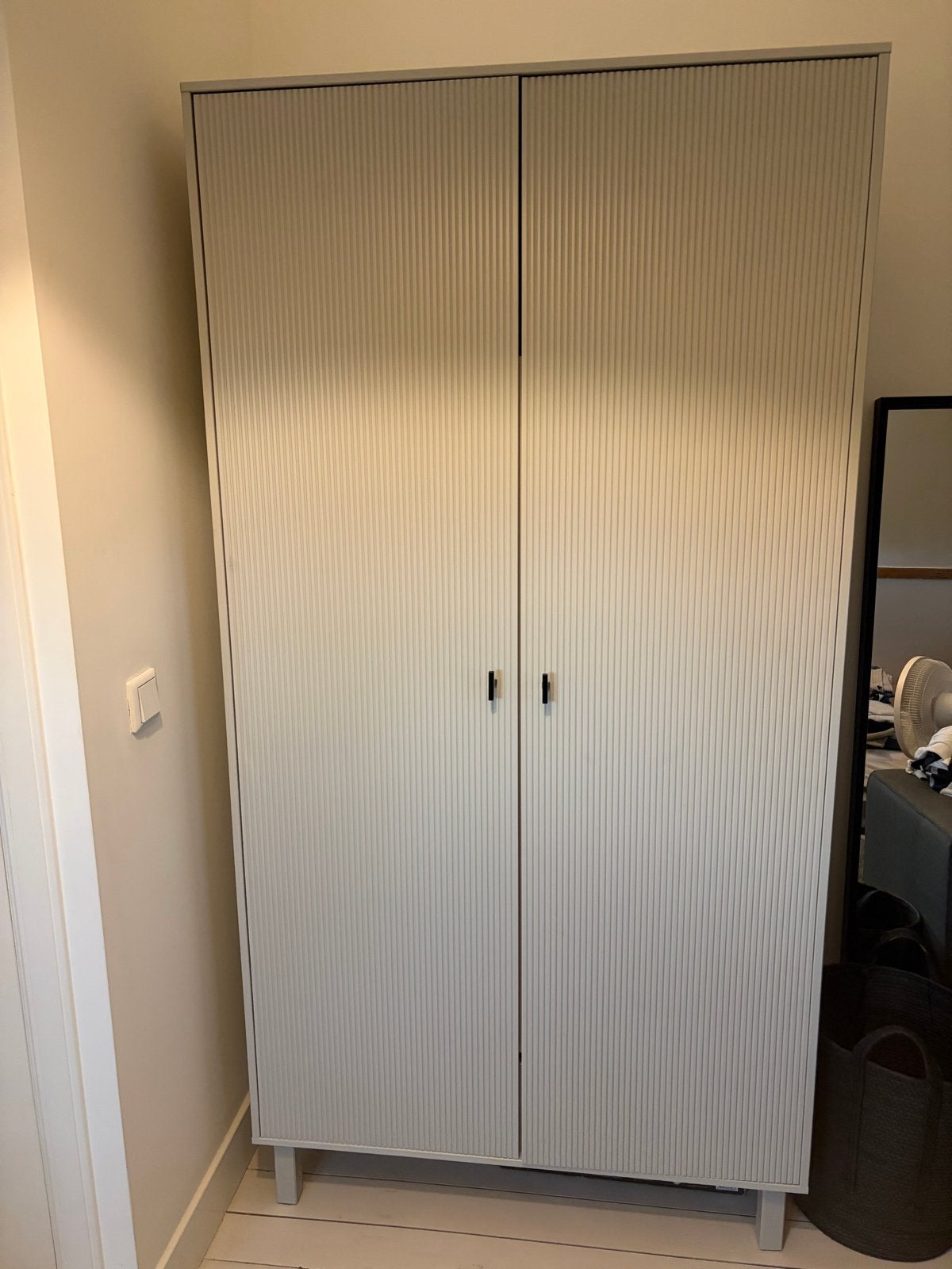 WOOOD Madu kledingkast wolkengrijs grenenhout, Ophalen, 50 tot 100 cm, Zo goed als nieuw, Met lade(s)