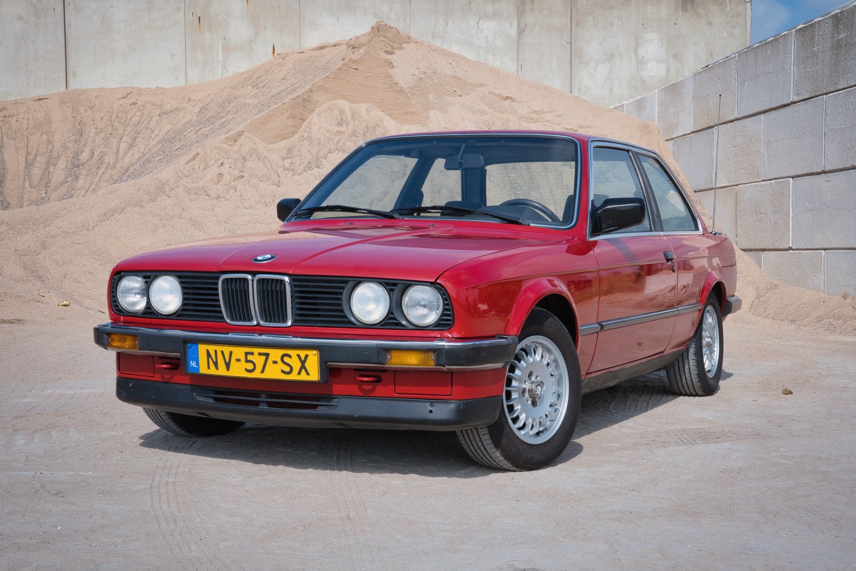 BMW 3-Serie 325i 1985 Rood, Auto's, BMW, 2494 cc, Open dak, Origineel Nederlands, 1200 kg
