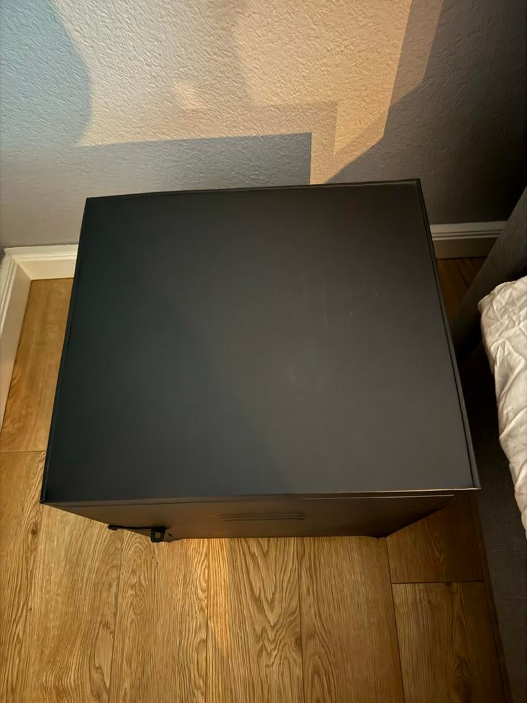 Zwart metalen nachtkastje/locker, Ophalen of Verzenden, Gebruikt