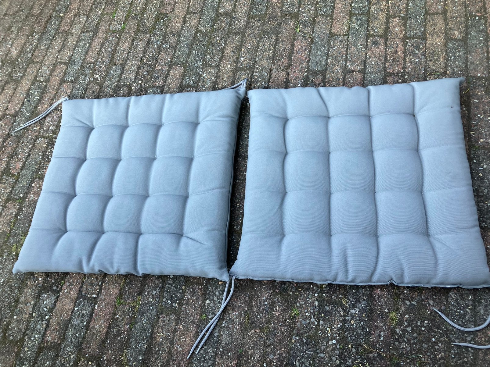 2 nieuwe tuinkussens. 50 x 50 cm. Grijs, Tuin en Terras, Tuinmeubel-accessoires, Ophalen of Verzenden, Zo goed als nieuw