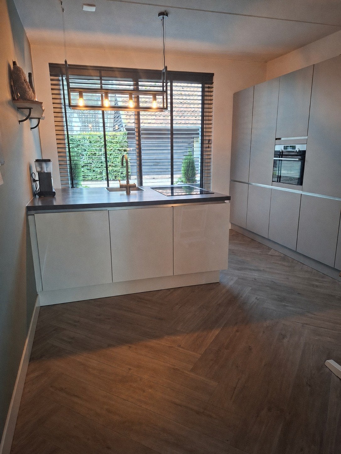 Moderne keuken met wit eiland en grijze kastenwand, Ophalen, Gebruikt, Wit