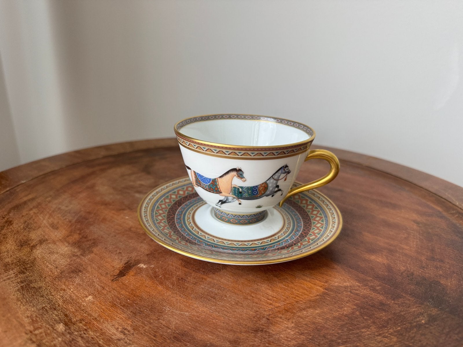 Hermès Cheval d’Orient Tea cup and saucer in porcelain, Huis en Inrichting, Ophalen of Verzenden, Zo goed als nieuw, Overige stijlen