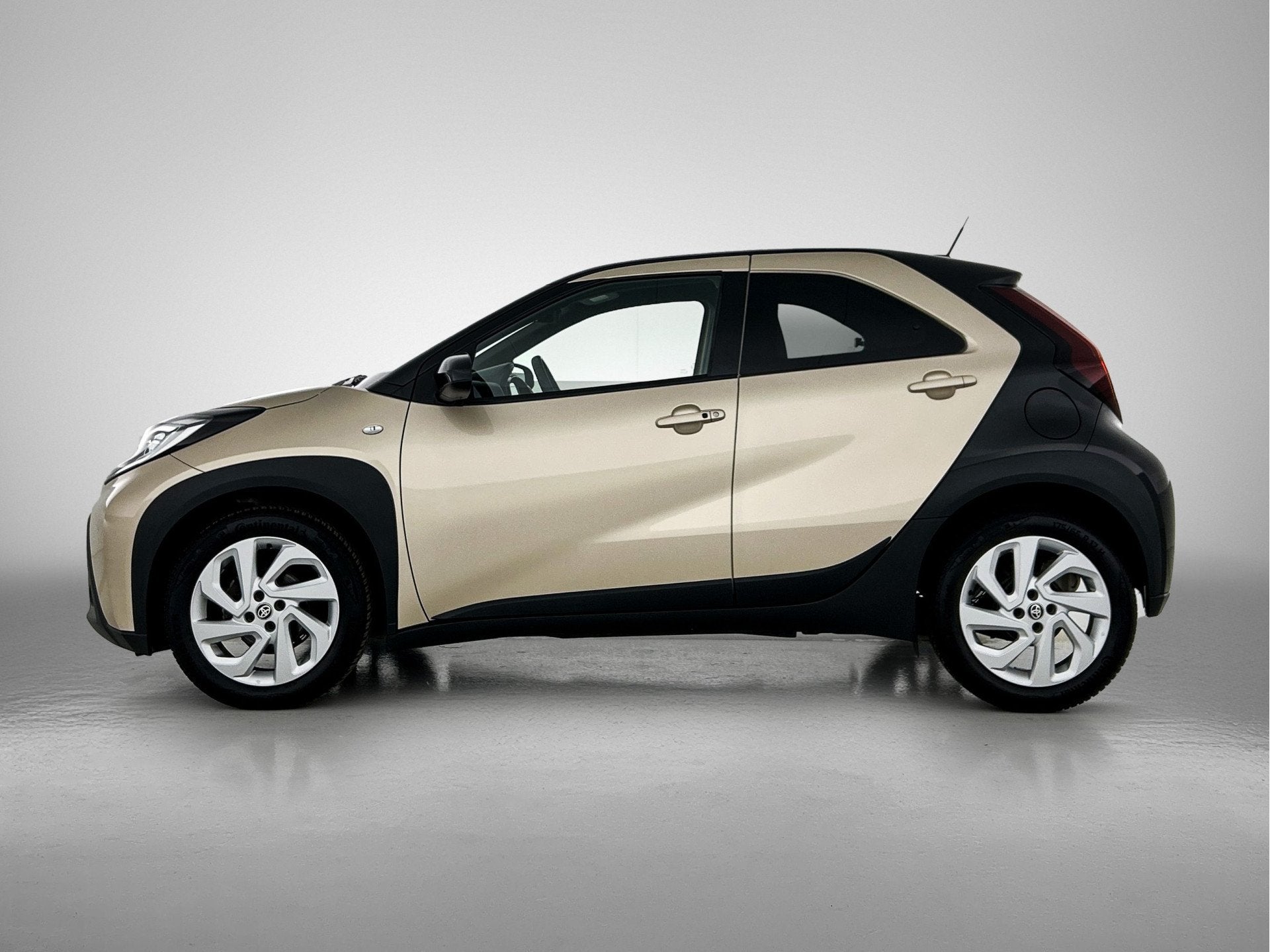 Toyota Aygo X 1.0 VVT-i MT Envy | Dealer Onderhouden | Stoel, 12 maanden, Stof, Gebruikt, 4 stoelen