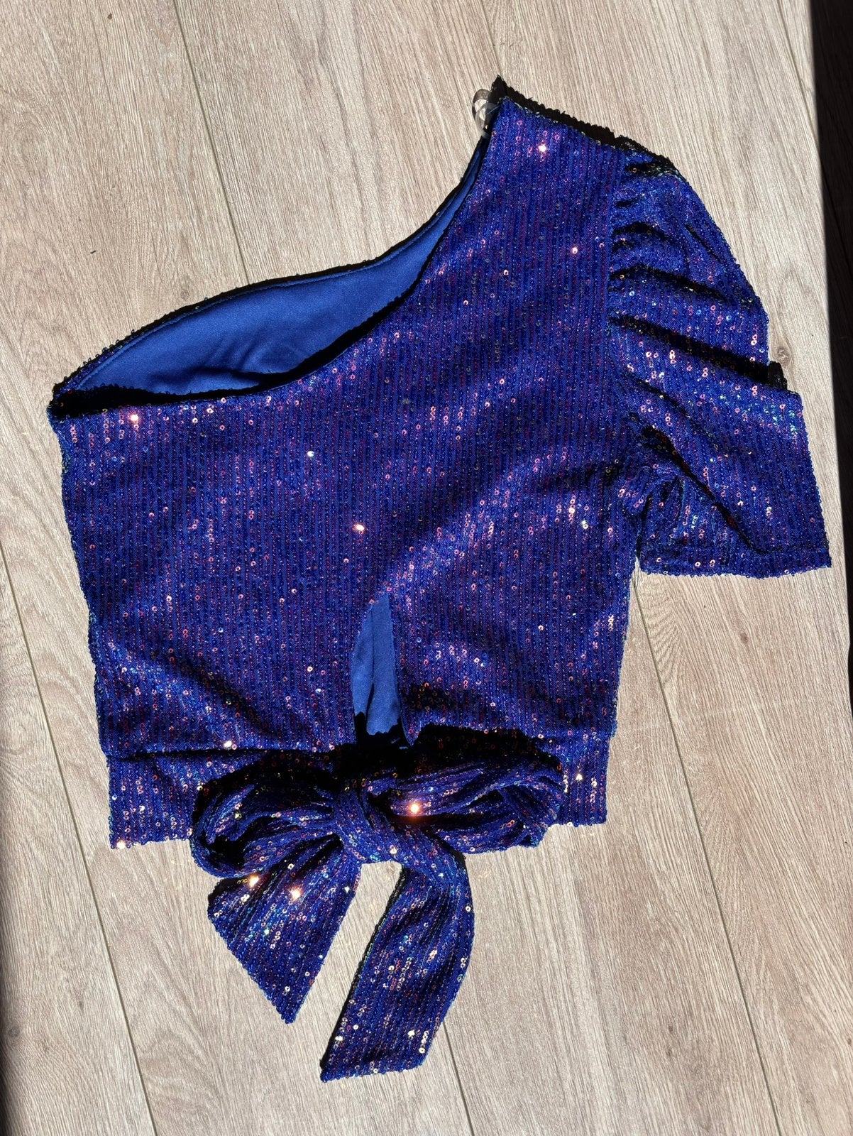 Glitter top blau maat S met een schouder bloot off shoulder, Blauw, Ophalen of Verzenden, Zo goed als nieuw, Korte mouw