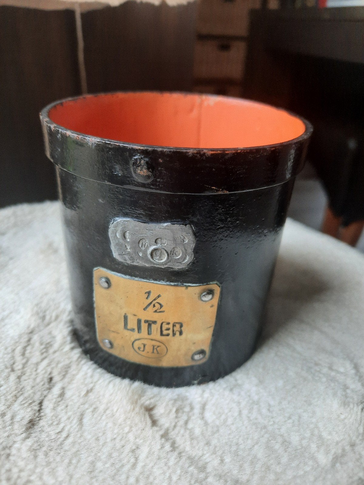 Antieke 1/2 Liter Maatbeker uit 1902 - Zwart, Oranje Binnen, Ophalen of Verzenden