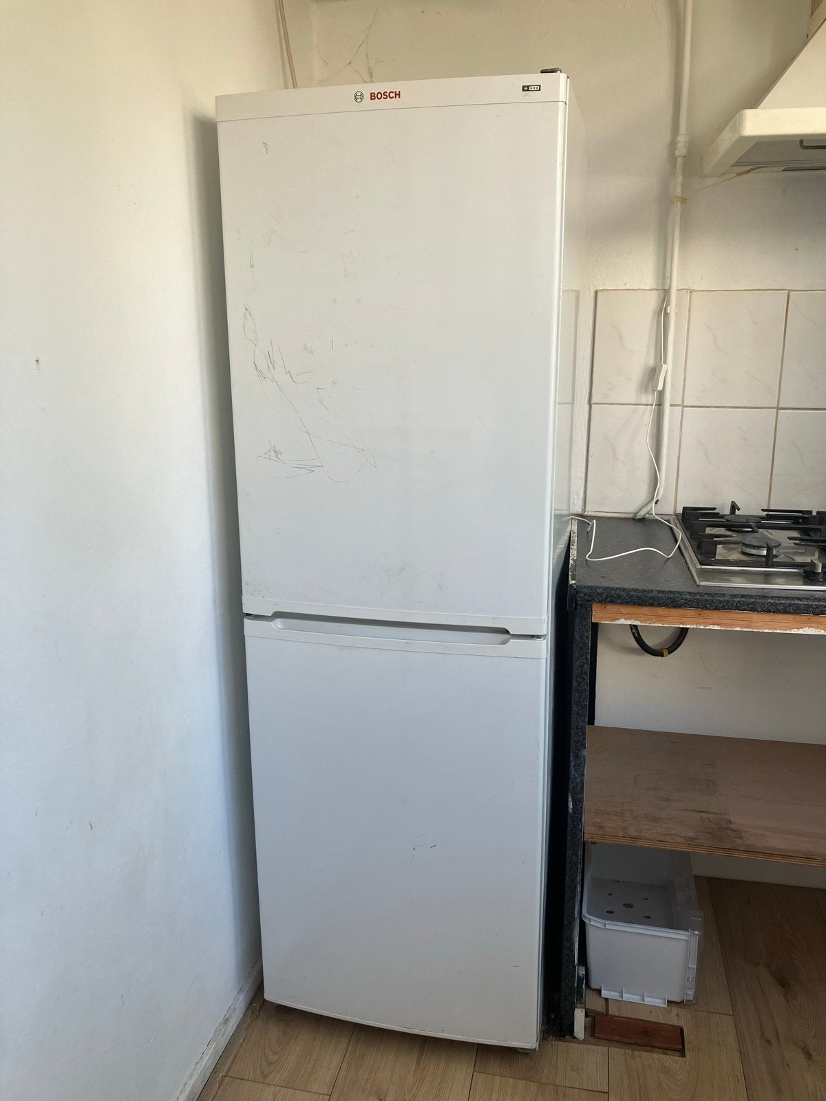 Foto 2 van Gratis Bosch koelkast met vriezer (onderste la mist)