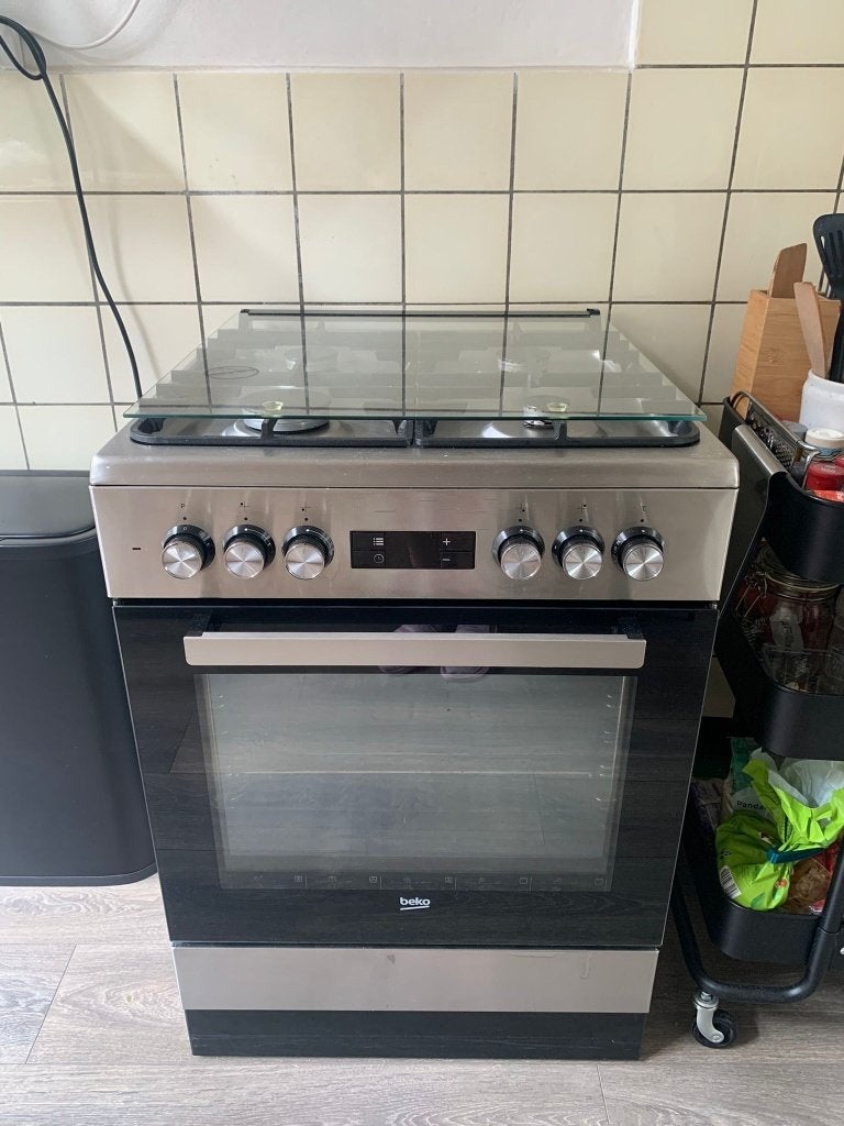 Gasfornuis (afdekbaar) met oven Beko  + Siemens afzuigkap, Witgoed en Apparatuur, Fornuizen, Ophalen, Gebruikt, 4 kookzones, Gas