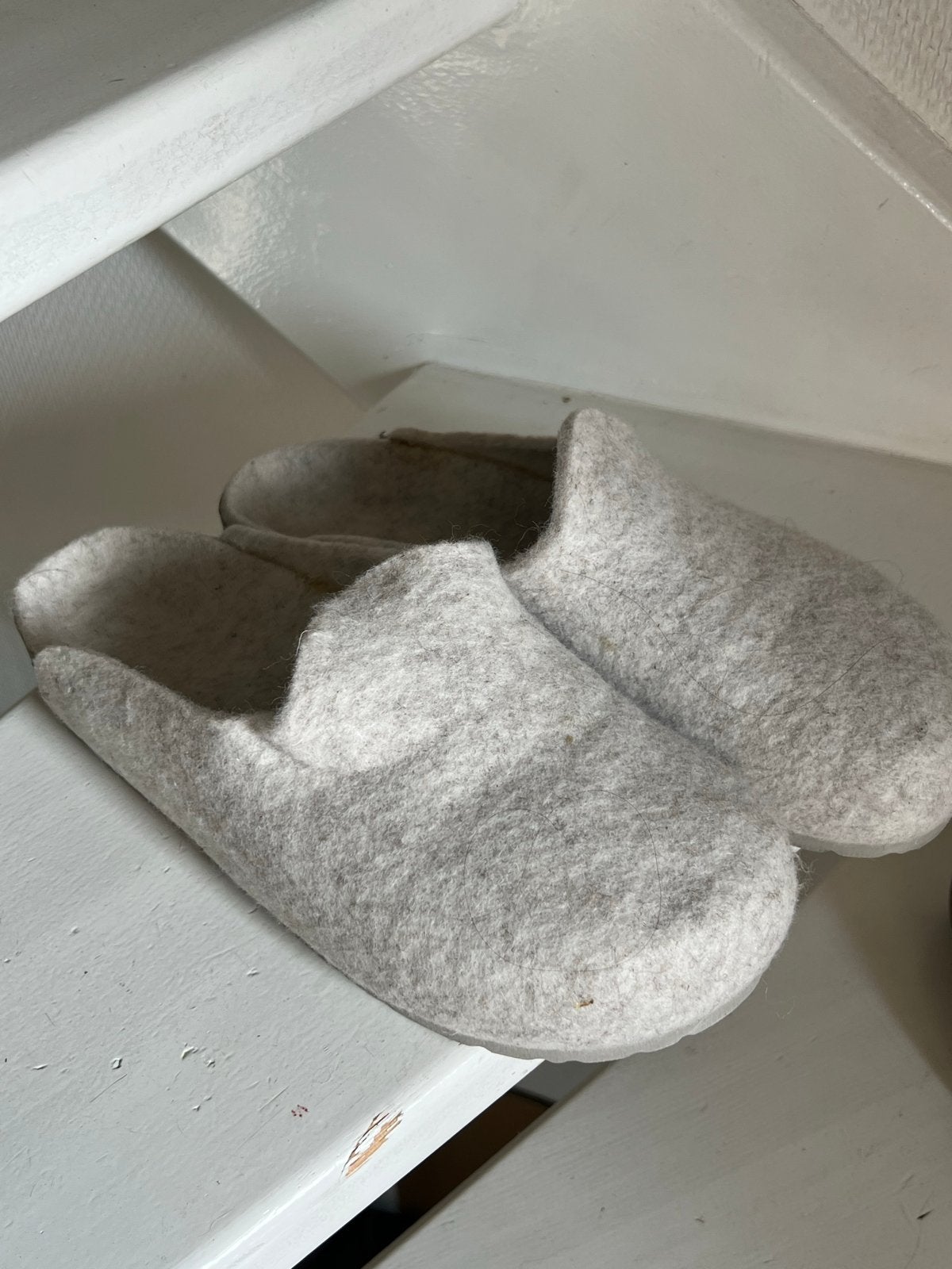 Grijze vilten pantoffels - Maat 38, Ophalen of Verzenden, Zo goed als nieuw, Grijs, Pantoffels of Sloffen