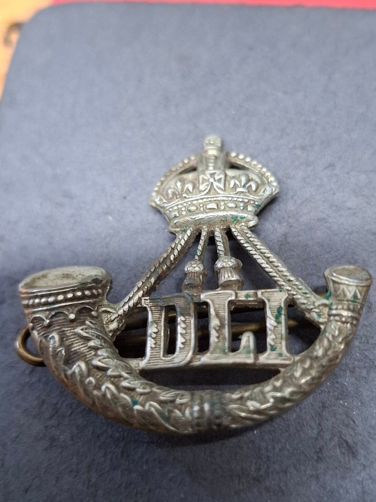 Vintage DLI Cap Badge - Durham Light Infantry, Ophalen of Verzenden, Landmacht, Engeland, Embleem of Badge