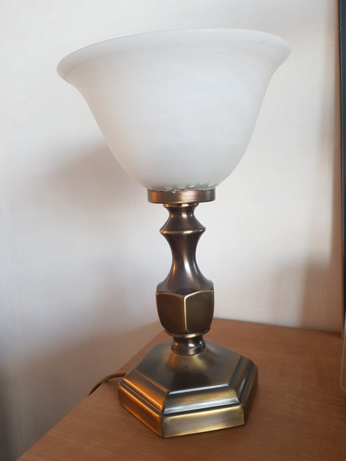 Vintage Tafellamp met Melkglas Kap - Bronskleurig, Gebruikt, Vintage, Klassiek, Ophalen of Verzenden, Glas