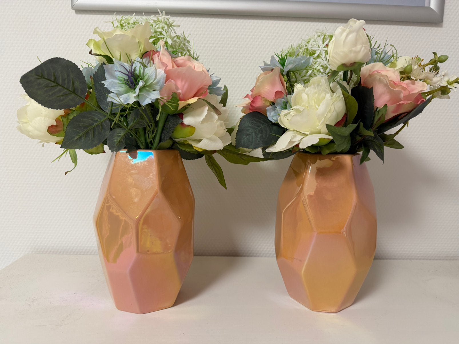 2 vaasjes (roze parelmoer) met kunstbloemen, Ophalen of Verzenden, Zo goed als nieuw