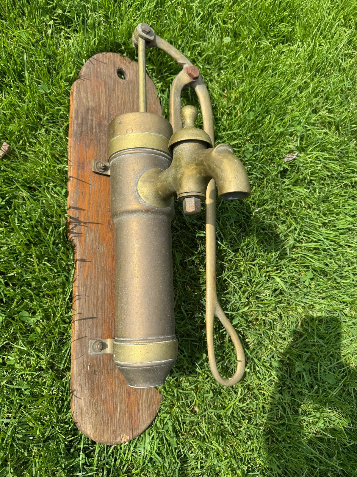 Antieke koperen / Messing Waterpomp op Houten Plaat, Ophalen