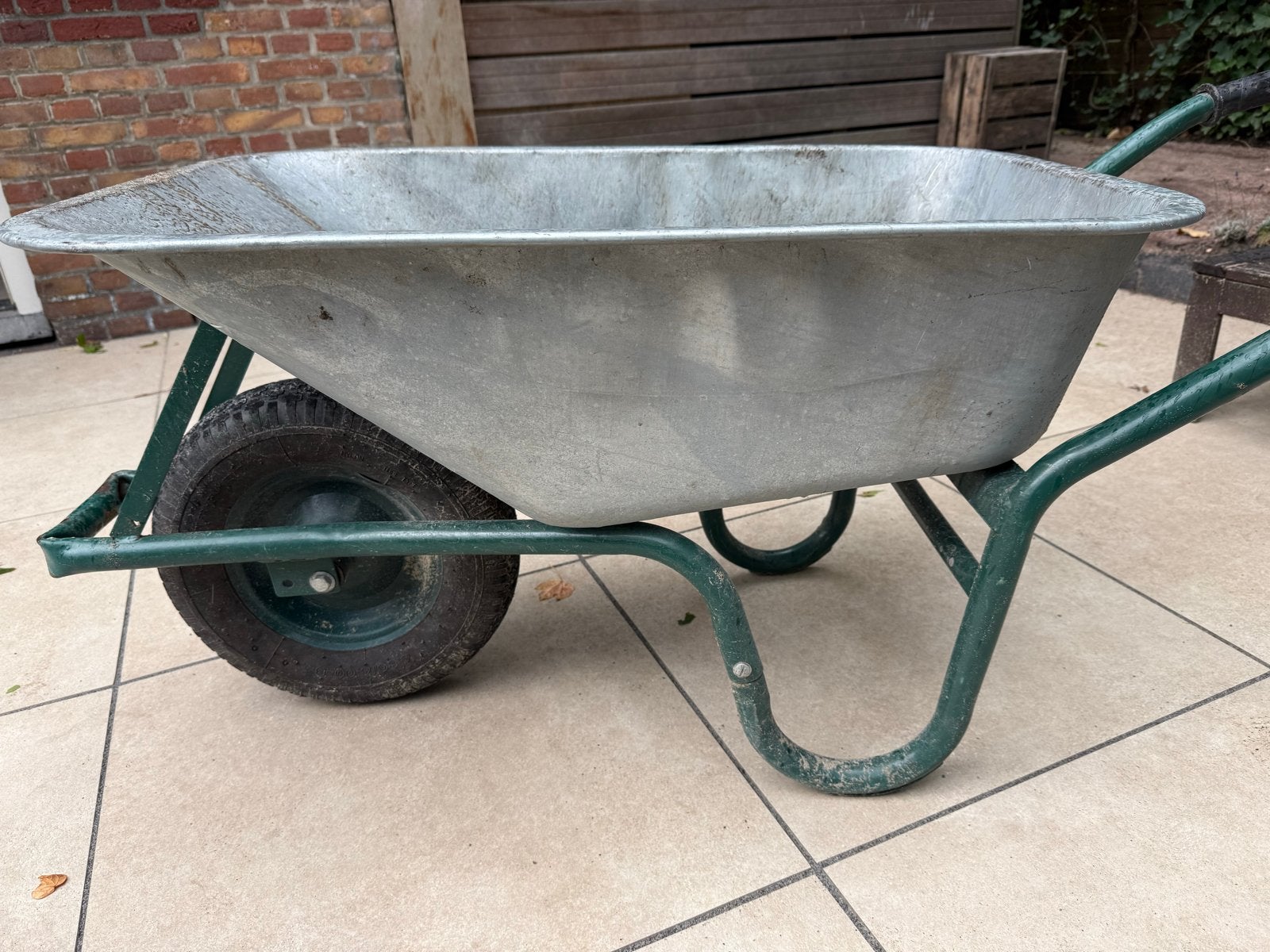 Foto 2 van Stevige kruiwagen voor tuin en bouw