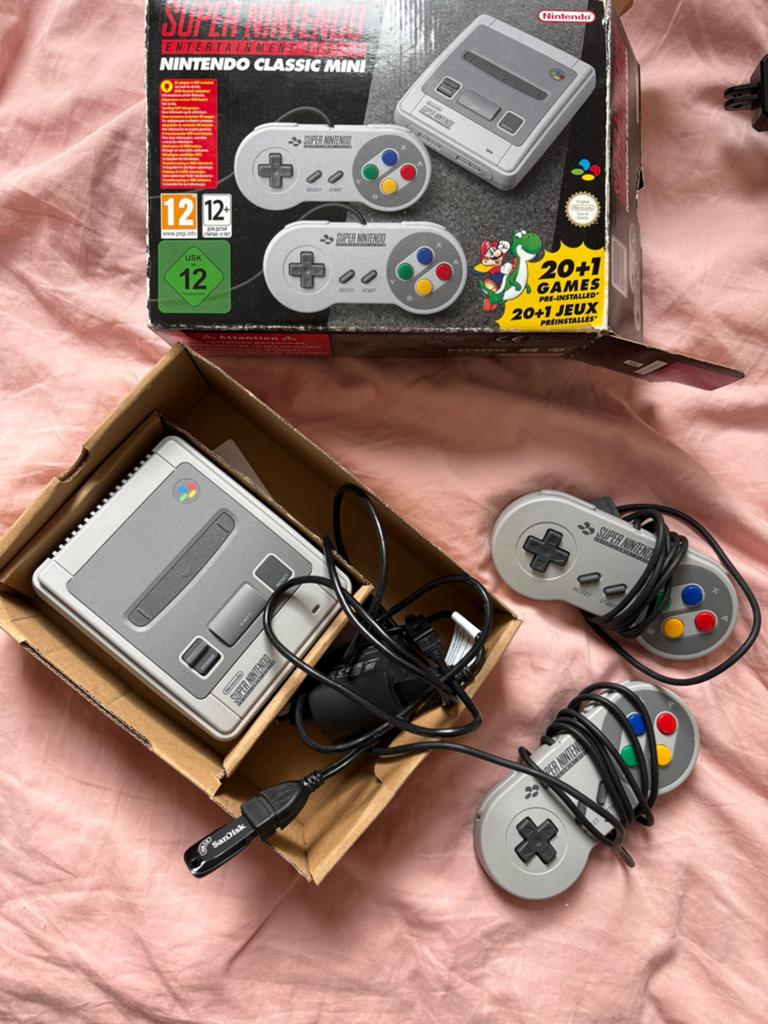 Modded / Gemodde Super Nintendo Classic Mini + extra games, Ophalen of Verzenden, Zo goed als nieuw, Met 2 controllers