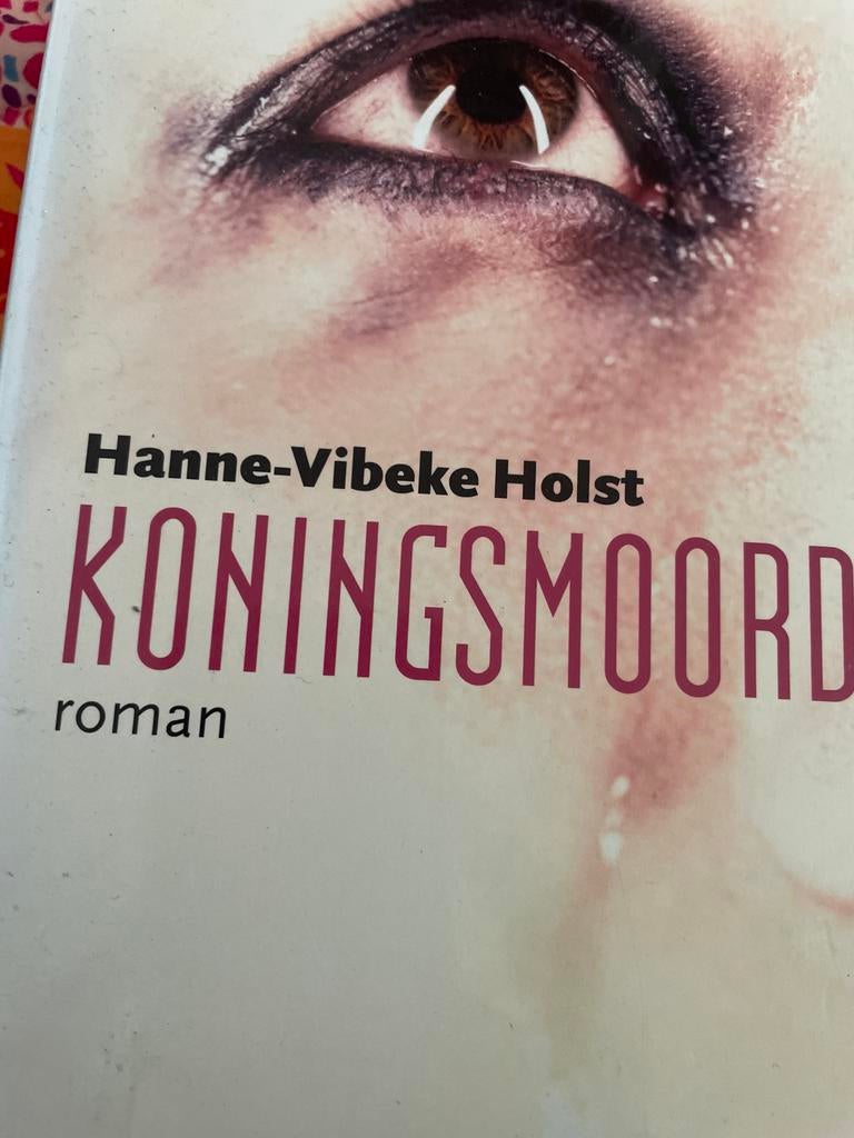 Koningsmoord - Hanne-Vibeke Holst (roman), Ophalen of Verzenden, Zo goed als nieuw, Europa overig