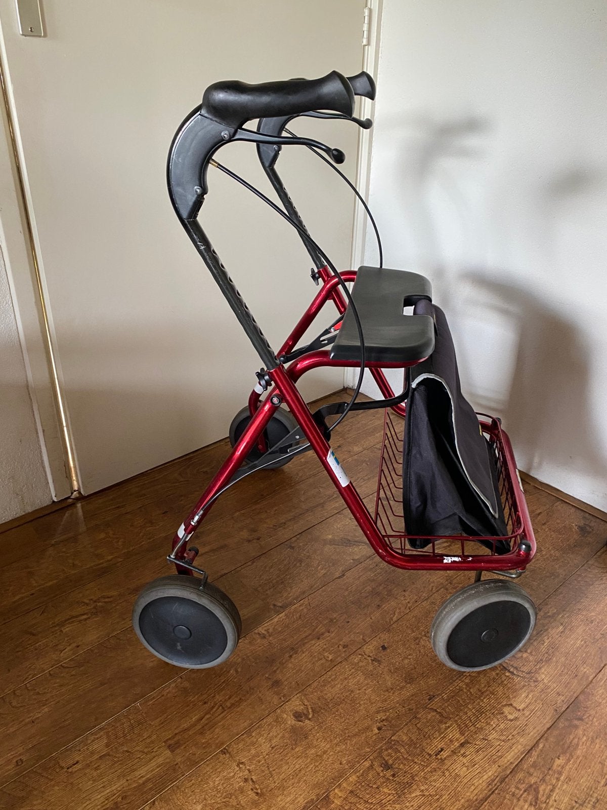 Rode rollator rijdt superfijn., Ophalen of Verzenden, Opvouwbaar, Zo goed als nieuw