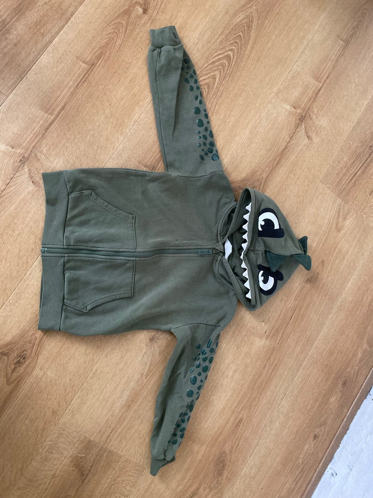 H&M Vest met dino/draak capuchon, groen, maat 122-128, Ophalen of Verzenden, Gebruikt, Jongen, Trui of Vest