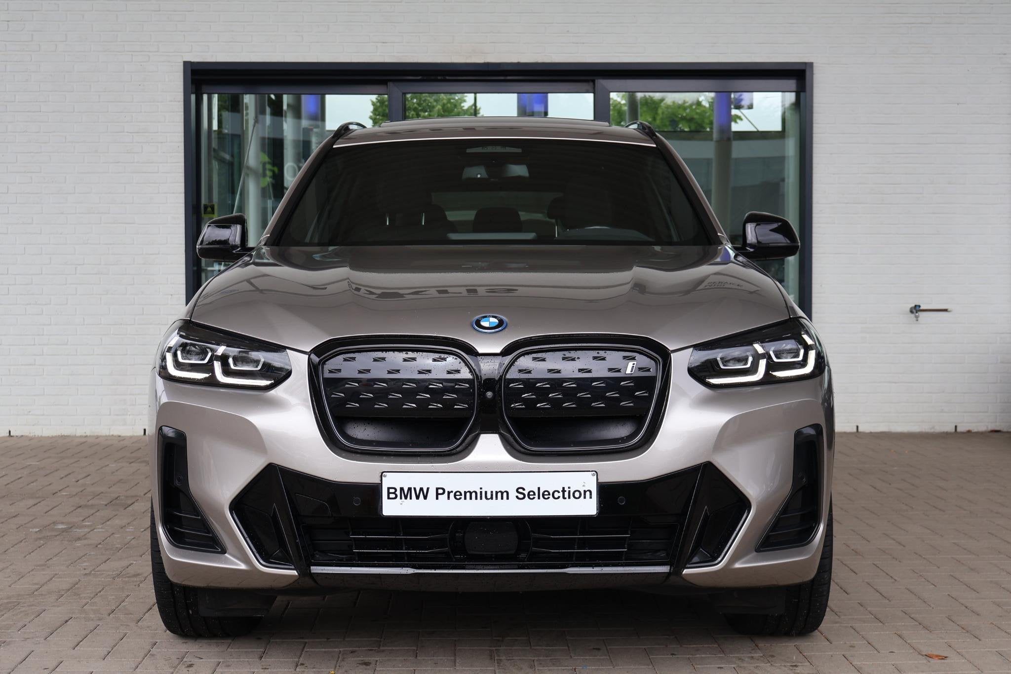 BMW iX3 | Panoramadak | Stoelverwarming | Trekhaak, Automaat, Achterwielaandrijving, Gebruikt, 750 kg