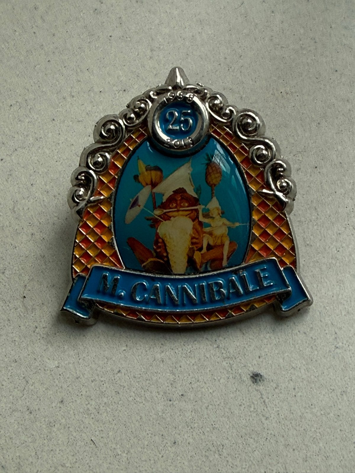 Efteling Monsieur Cannibale Jubileum Pin 25 jaar (1988-2013), Ophalen of Verzenden, Zo goed als nieuw, Button of Speldje
