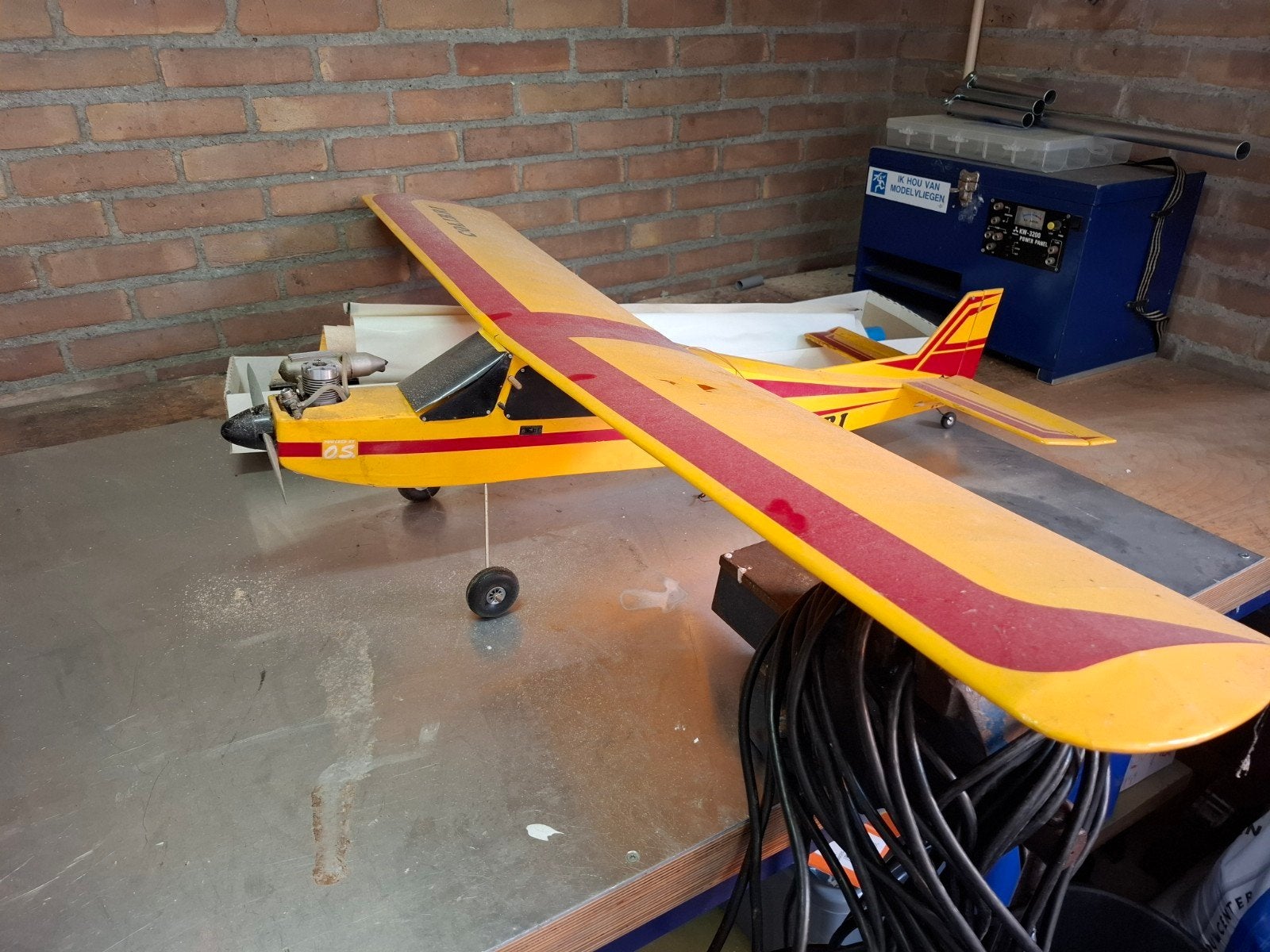 Colibri rc vliegtuig met werkende motor en onderdelen, Hobby en Vrije tijd, Ophalen, Gebruikt, Benzine