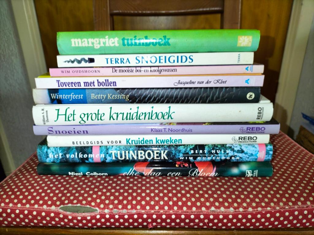 Stapel tuinboeken, bollen, kruiden, snoeien, per stuk €1,-, Ophalen of Verzenden, Wim Oudshoorn, Tuinieren en Tuinplanten