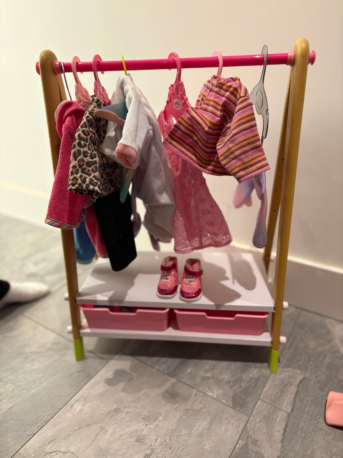 Baby Born kledingrek met diverse kleding en schoentjes, Kinderen en Baby's, Ophalen, Gebruikt, Babypop