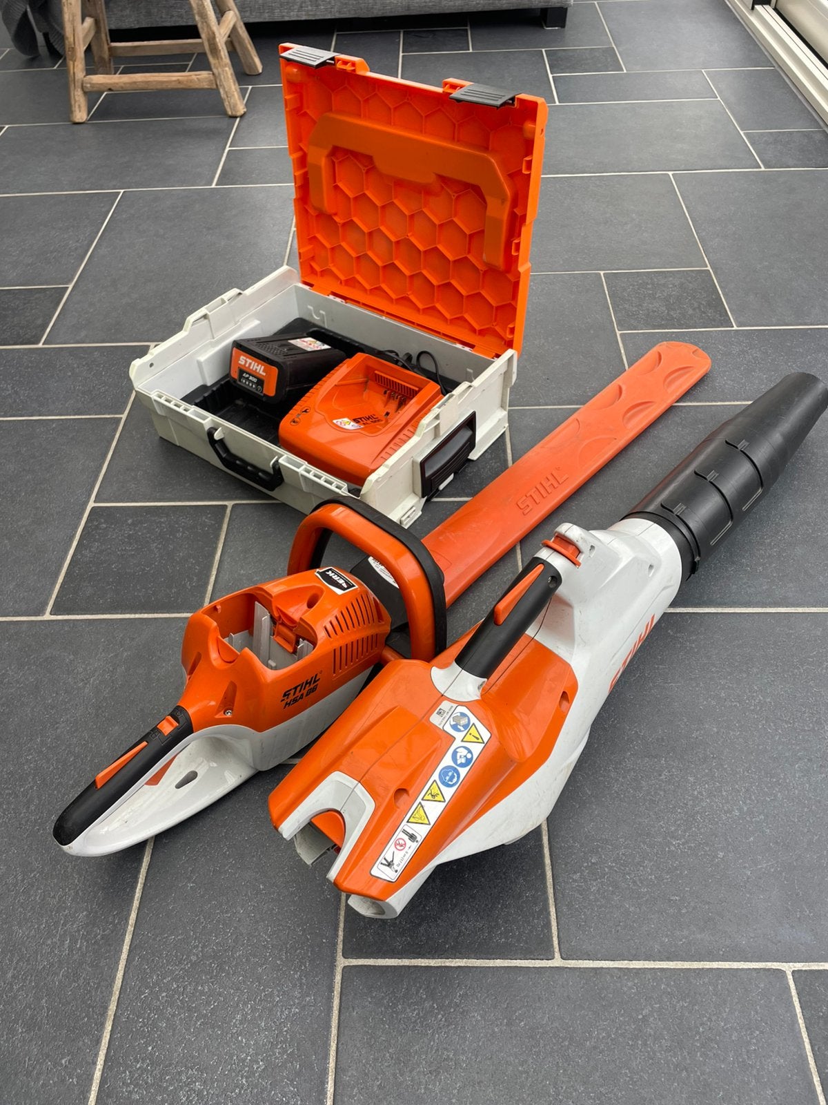 Stihl Accu Heggenschaar + Bladblazer, Ophalen, Zo goed als nieuw, Accu