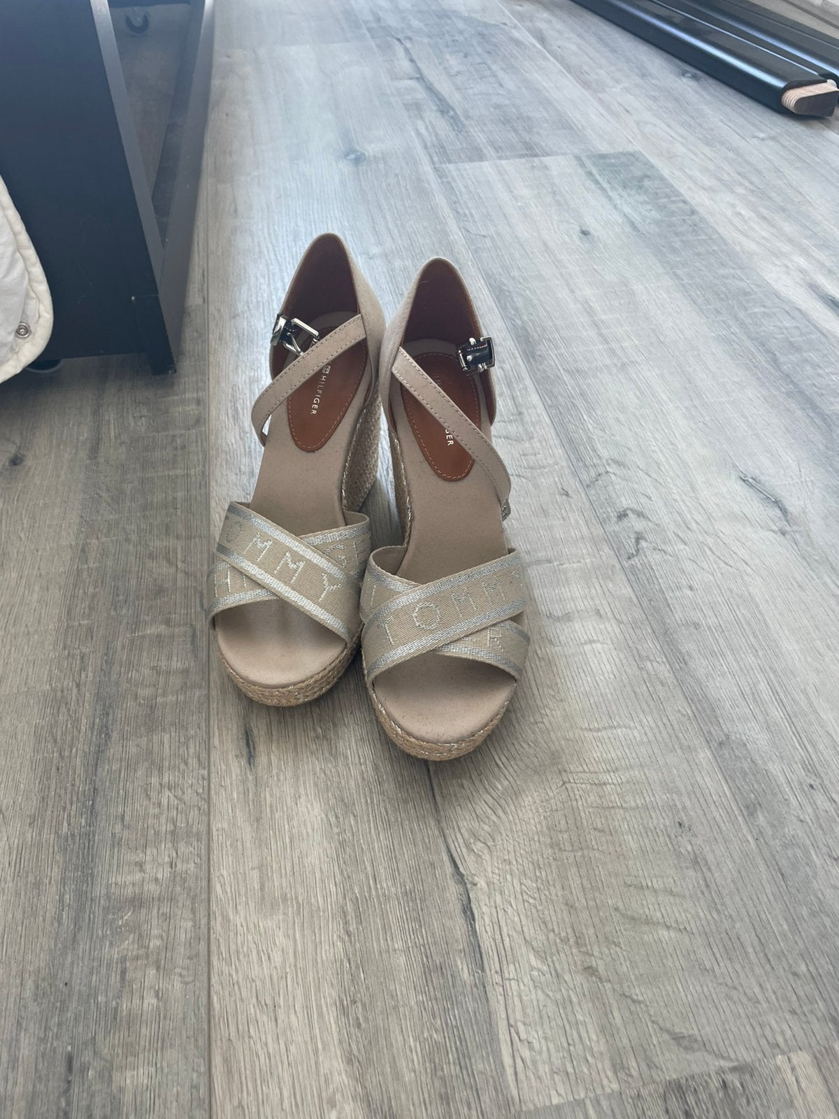 Tommy hilfiger sleehakken, Beige, Zo goed als nieuw, Sandalen of Muiltjes, Ophalen of Verzenden