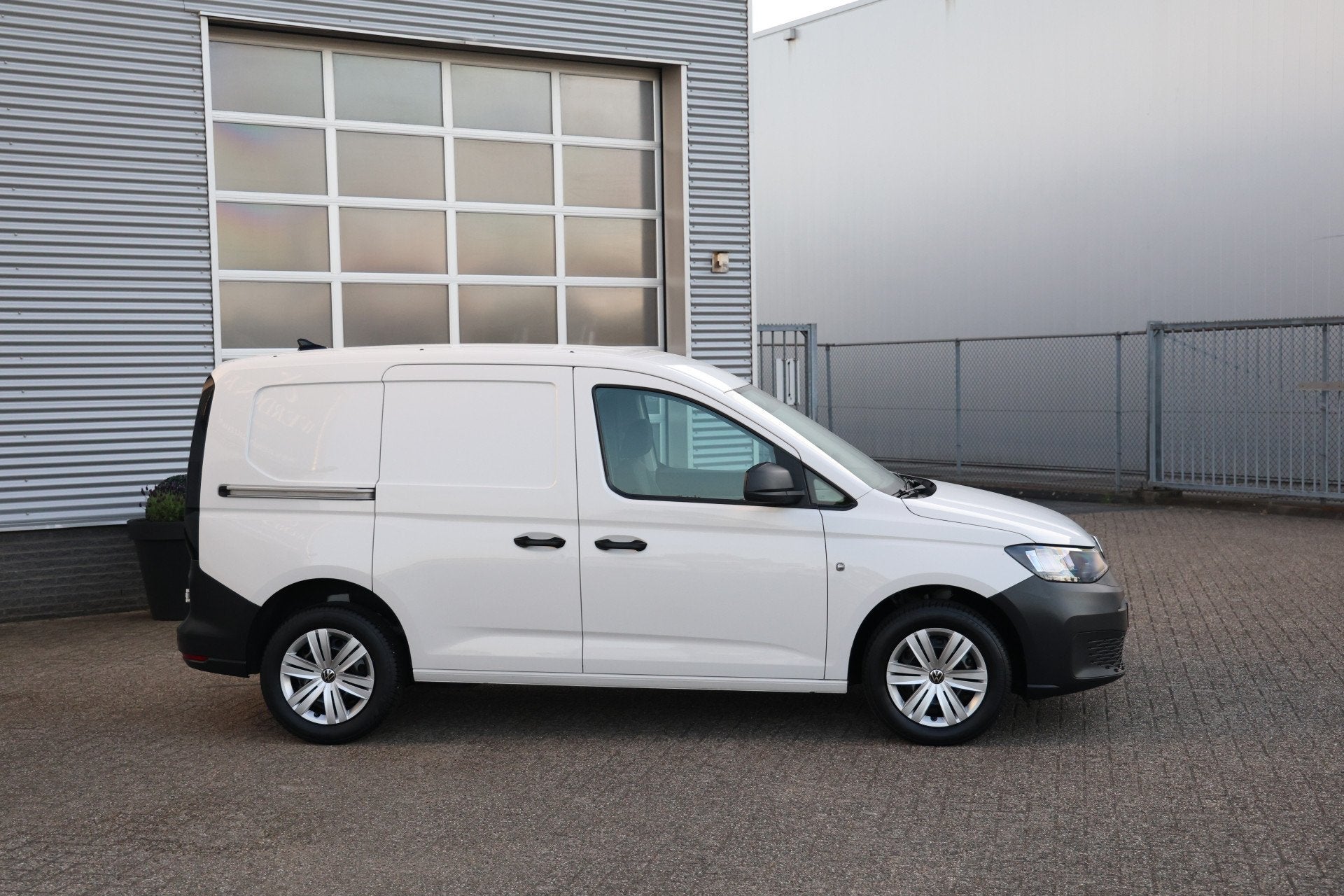 Volkswagen Caddy Cargo 1.5 TSI Benzine Navi|PDC|Dealerondh, Voorwielaandrijving, Dealer onderhouden, Stof, 4 cilinders