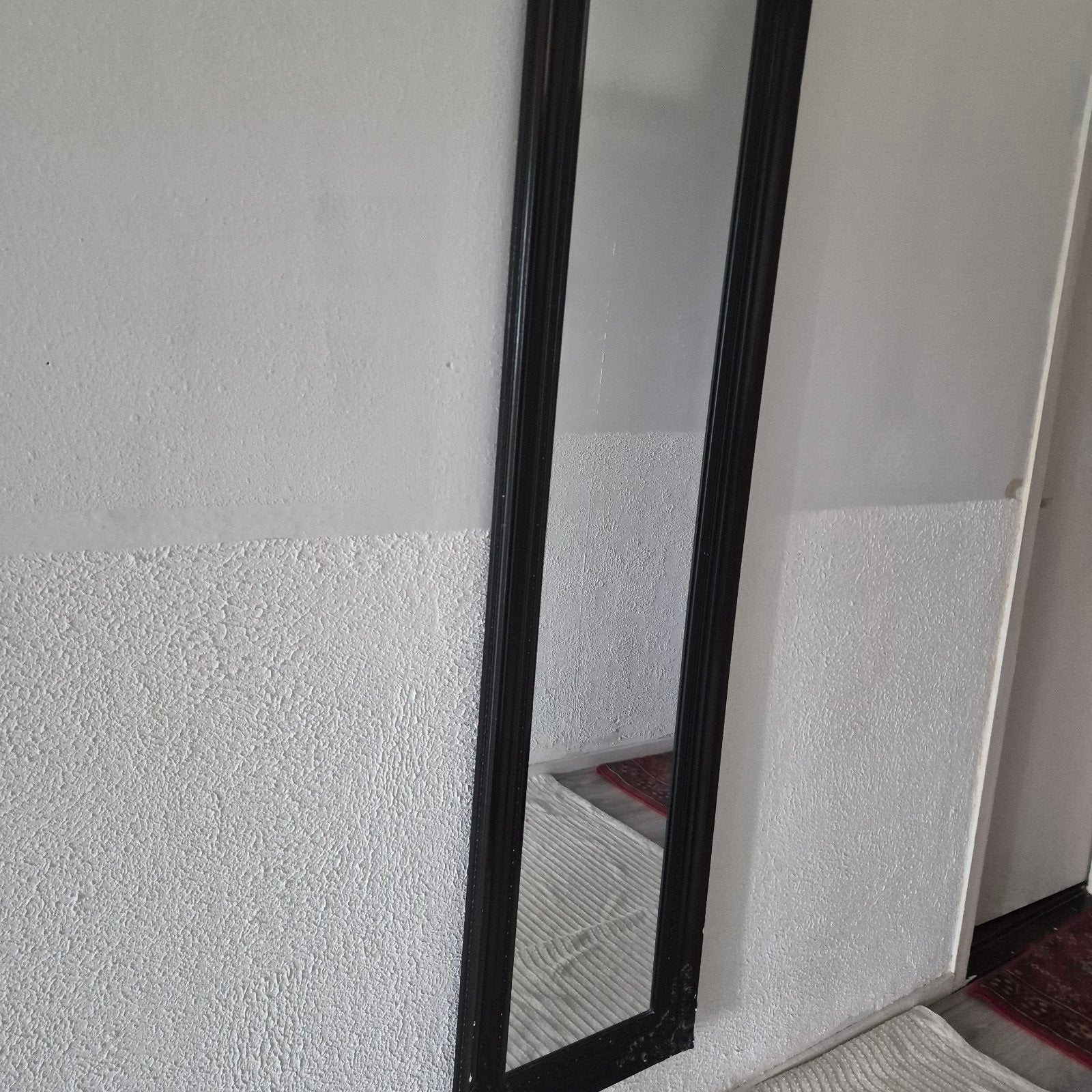 het is een hele grote spiegel en het is zwart, Ophalen of Verzenden, Zo goed als nieuw, Rechthoekig, 100 tot 150 cm