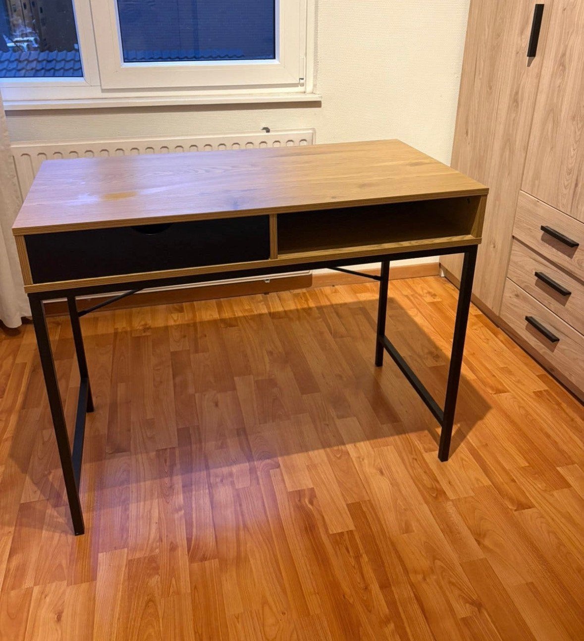 Bureau JYSK TRAPPEDAL met lade en open vak zwart eiken, Huis en Inrichting, Bureaus, Ophalen, Zo goed als nieuw