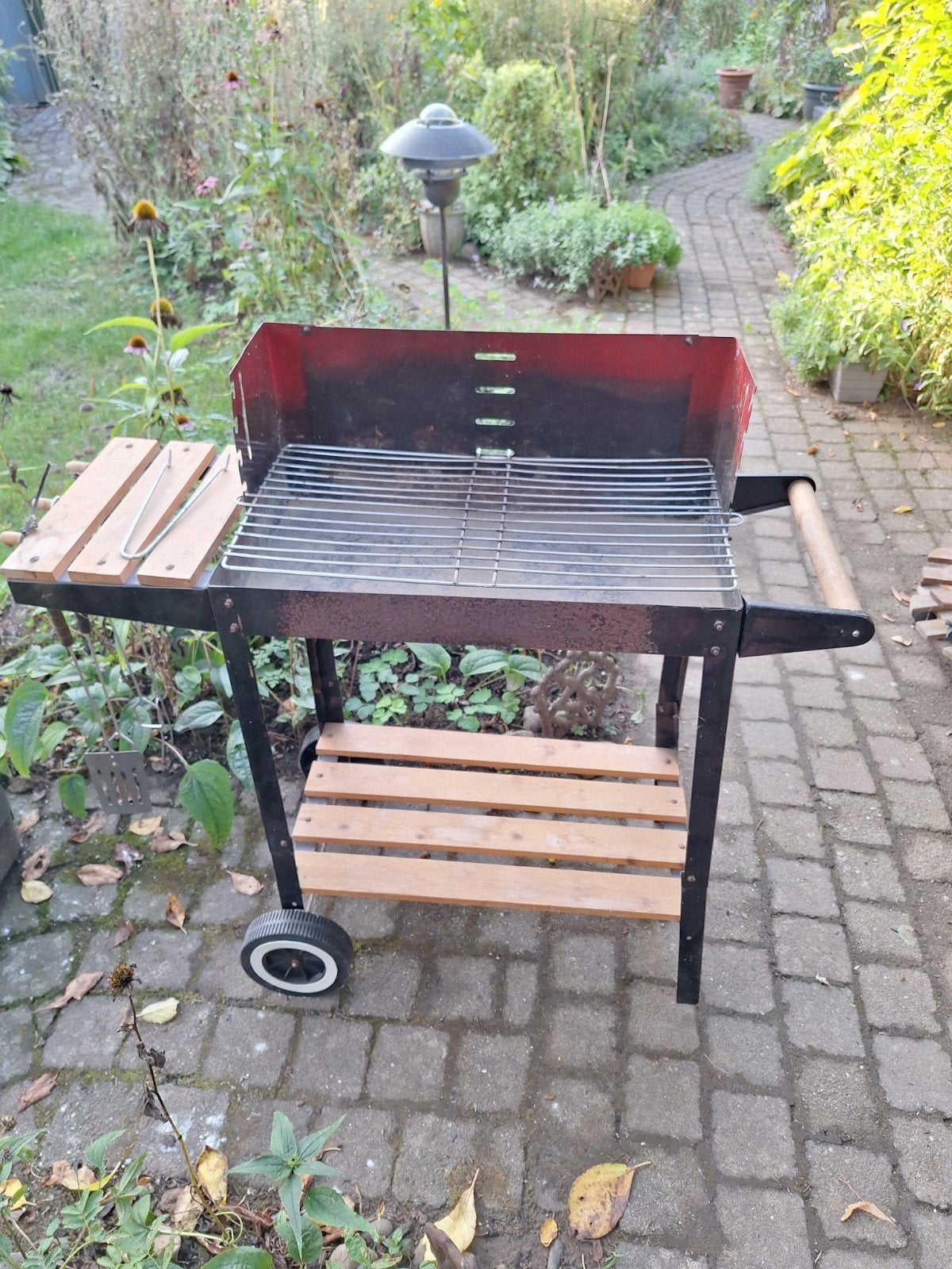 kleine houtskool barbeque op wieltjes, Tuin en Terras, Houtskoolbarbecues, Ophalen