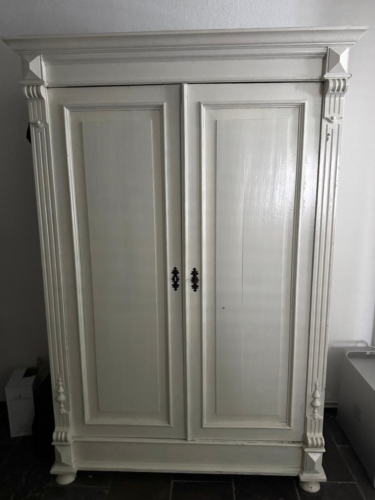 Antieke witte kast met sierlijke details, Ophalen