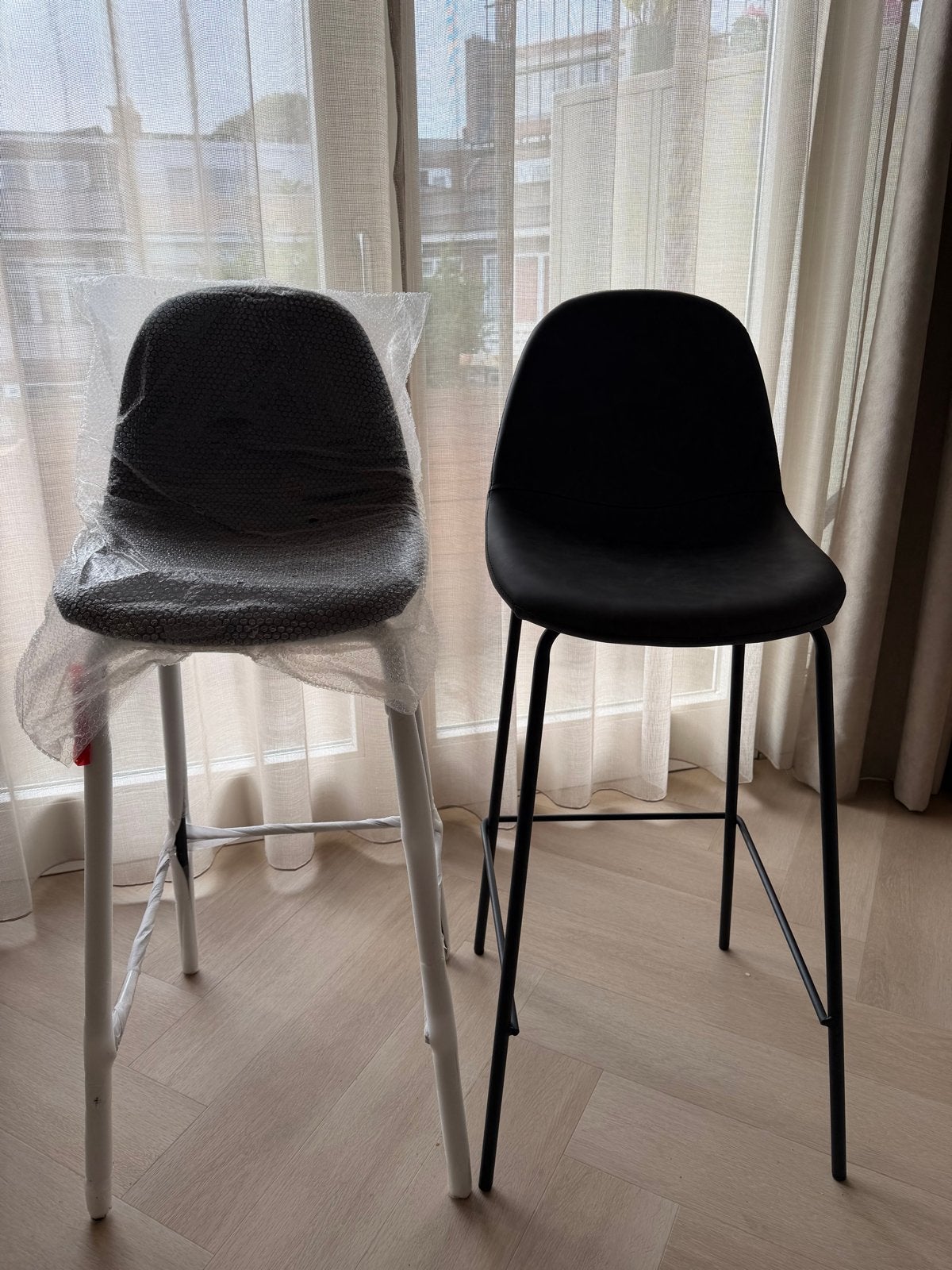 2x Barstoelen - Zwart en Grijs - Nieuwstaat, 2 krukken, Ophalen, Zo goed als nieuw, 60 tot 90 cm