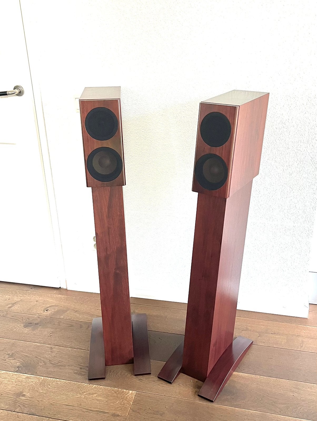 Lust voor oog en oor!  Super slanke monitor speakers.