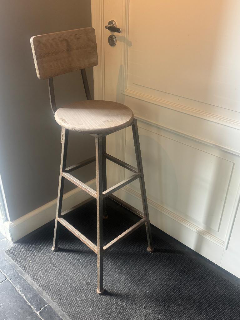 Stoere landelijke industriële barkruk – vintage uitstraling, Huis en Inrichting, Ophalen, 60 tot 90 cm, Zo goed als nieuw, 1 kruk