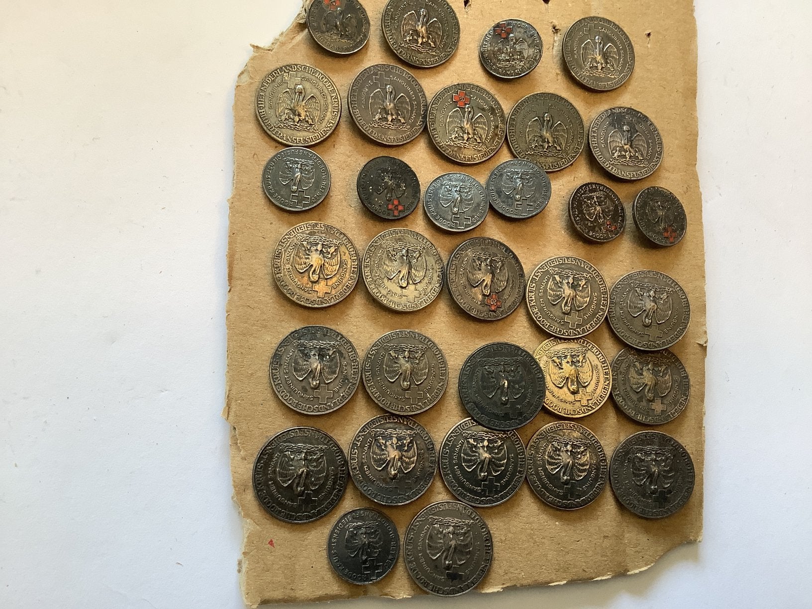 32 speldjes Bloedtransfusiedienst, Verzamelen, Speldjes, Pins en Buttons, Ophalen of Verzenden, Gebruikt, Overige onderwerpen
