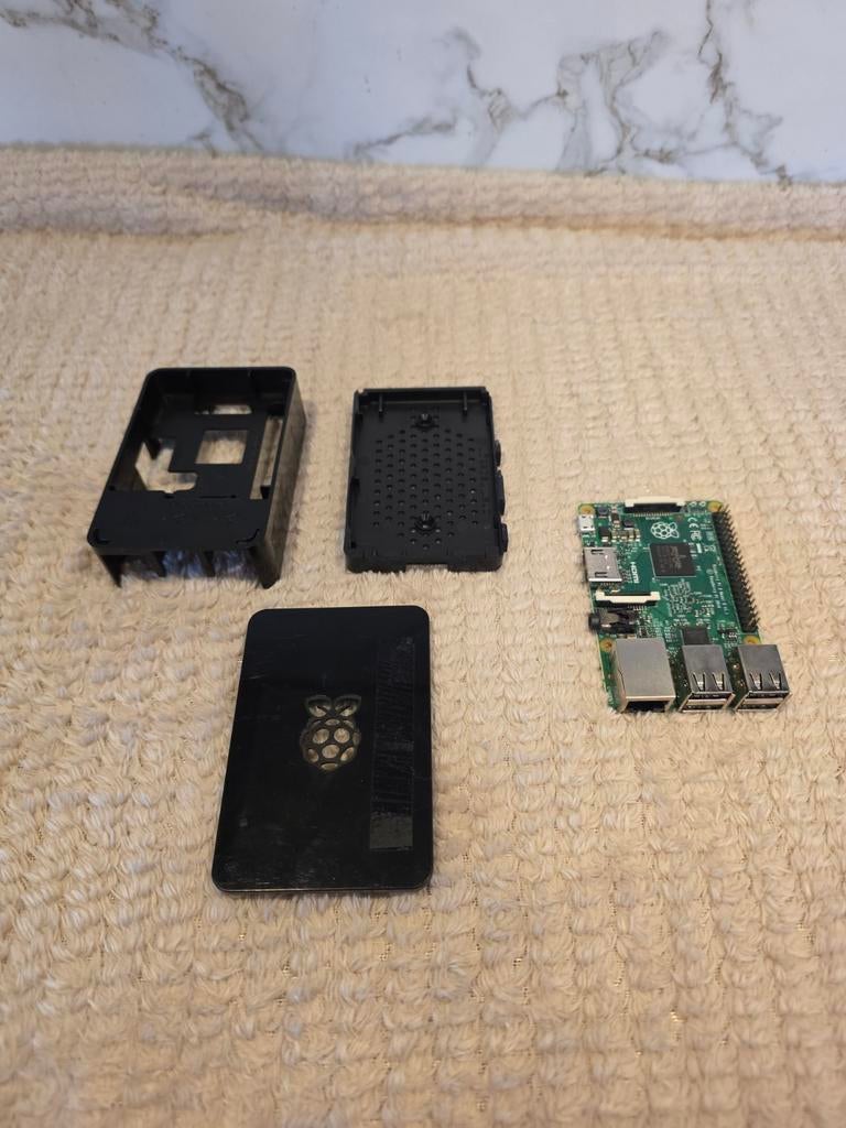 Raspberry Pi 2 Model B + Behuizing, Computers en Software, Overige Computers en Software, Ophalen of Verzenden, Zo goed als nieuw