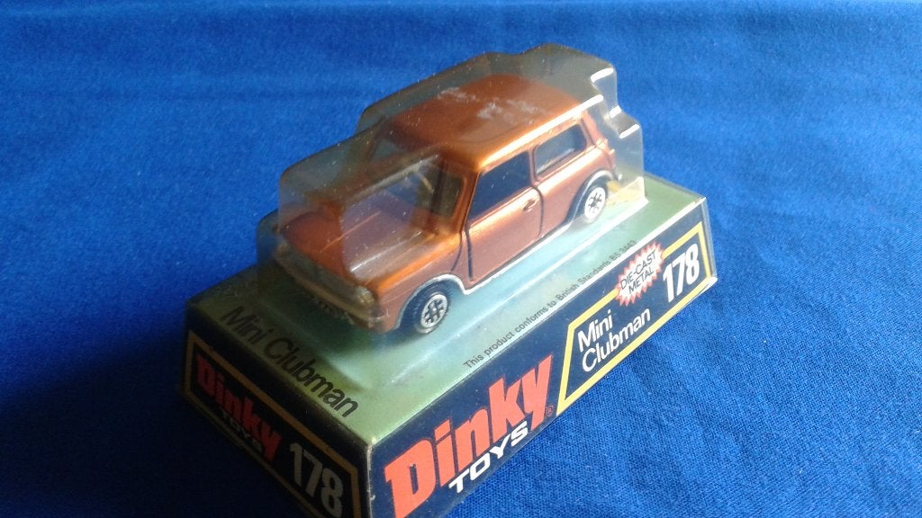 Dinky Toys Mini Clubman brons – Mint in blister, Hobby en Vrije tijd, Modelauto's | 1:43, Ophalen of Verzenden, Zo goed als nieuw