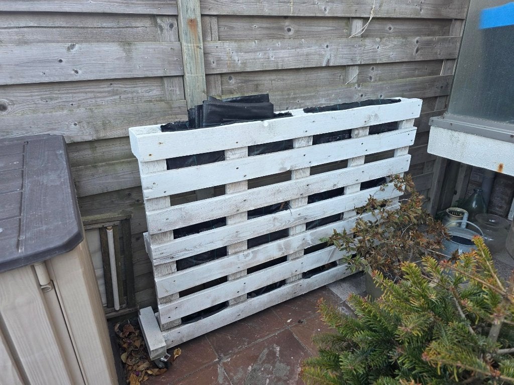 Wit gepimpte pallet‑tuinscherm met verticale tuin, Ophalen, Gebruikt