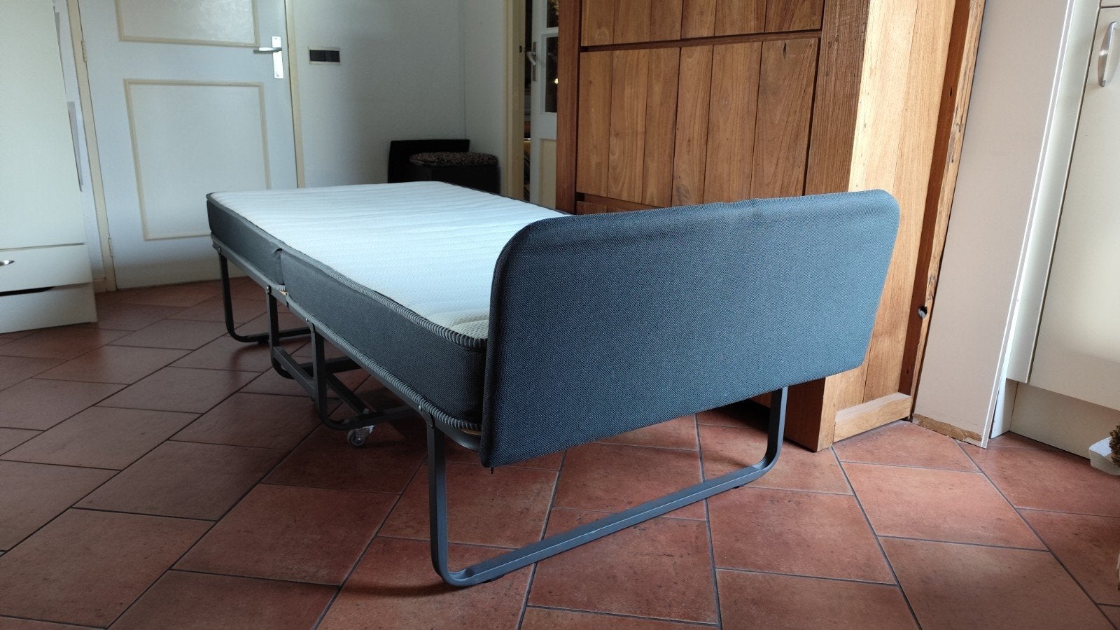 Opklapbed, vouwbed, logeerbed 90x200 cm incl opberghoes, Ophalen, 90 cm, Eenpersoons, Nieuw