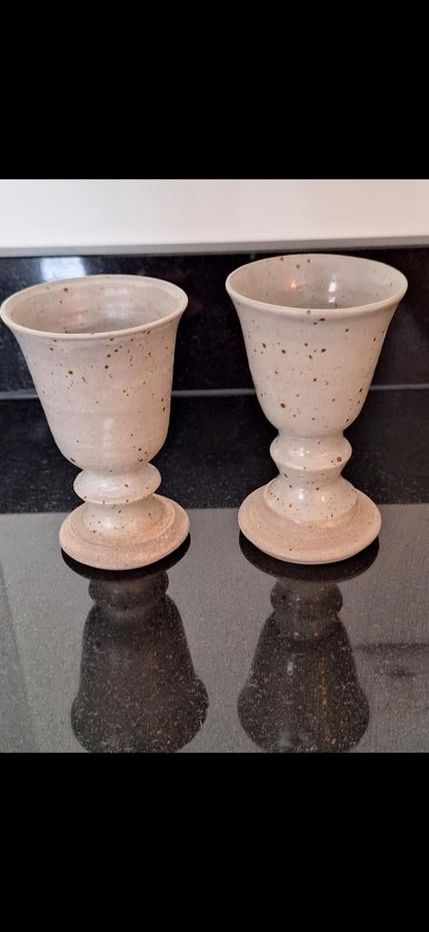 Twee decoratieve kelkjes van keramiek, Ophalen of Verzenden