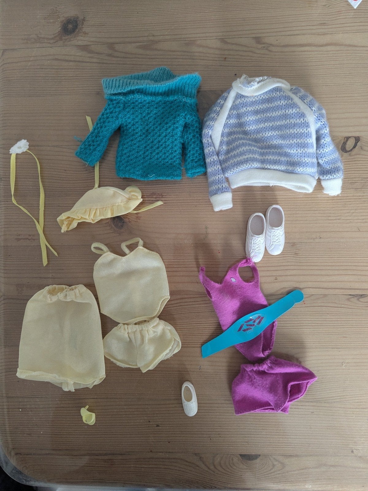 Mattel Barbie Kleding Jaren '80 - 4 sets, Verzamelen, Poppen, Ophalen of Verzenden, Gebruikt, Kleertjes