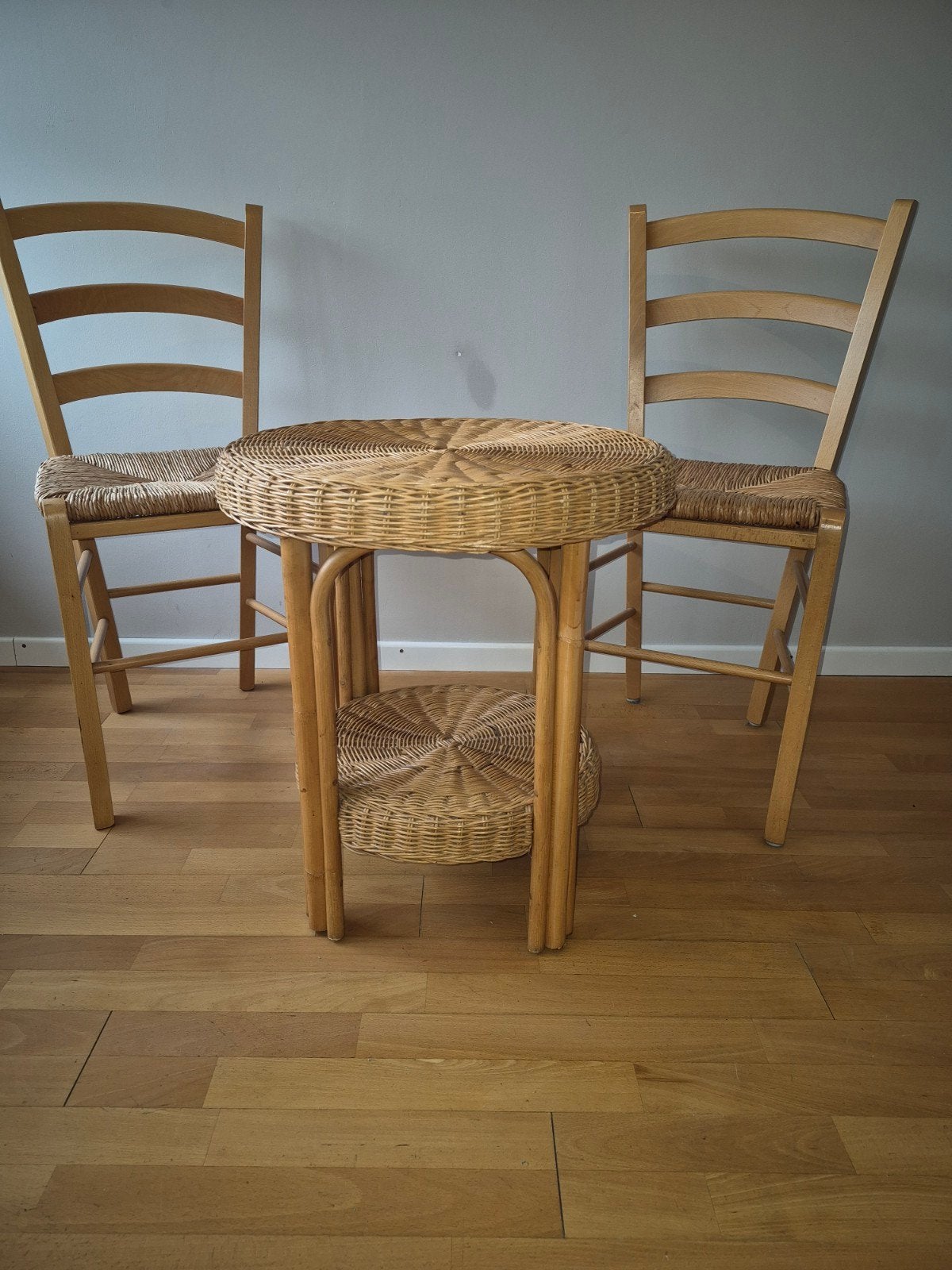 Rotan bijzettafel met 2 houten stoelen, Gebruikt, Twee, Bruin, Hout